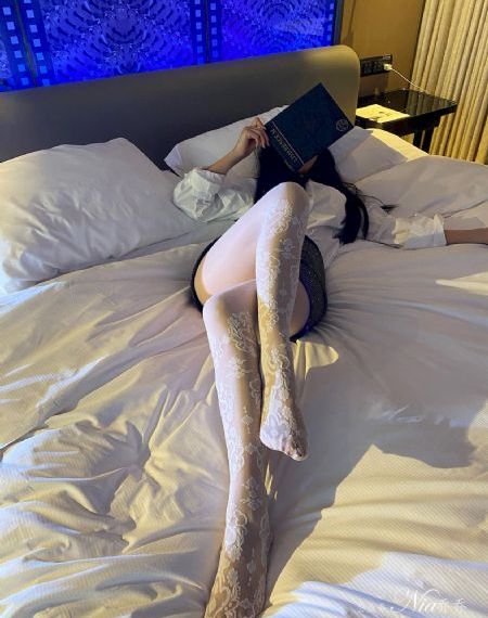 电梯里故意挤女人的奶头电影_蓝光手机在线看
